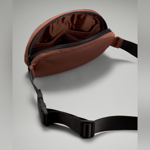 NWT Lululemon Take it on Belt Bag - Picture 4 of 13